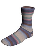 stroempe strikket i super soxx fra lang yarns i farven lilla laks og brun