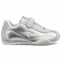KangaROOS sølv pigesneaker med velkrolukning og sporty detaljer.