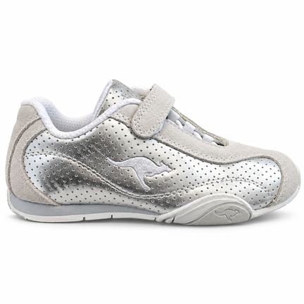 KangaROOS sølv pigesneaker med velkrolukning og sporty detaljer.