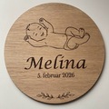 Personlig barselstavle i egetræ med baby på ryggen, navn Melina og fødselsdato