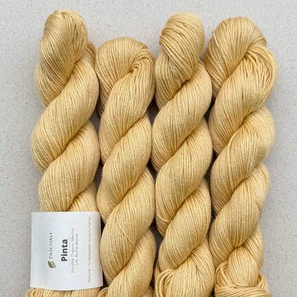 4 garnnoegle af maerket pinta fra pascuali i farven vanilla farvenummer 126
