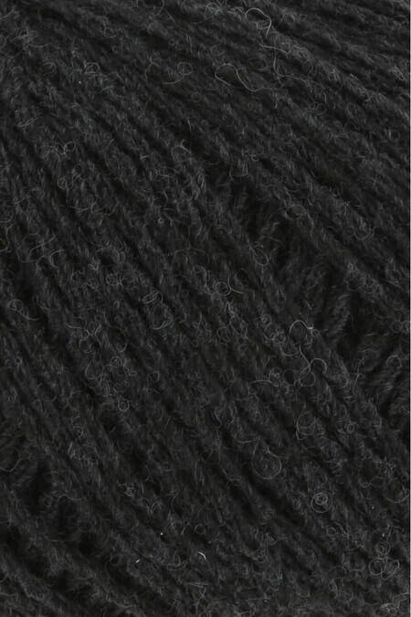 close up af garnnoegle af maerket yak garn fra lang yarns i farven antracit