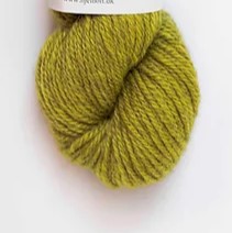 close up af Garnoegle fra hjelholt uldspinderi hyrdegarn farve 12 aeblegroen