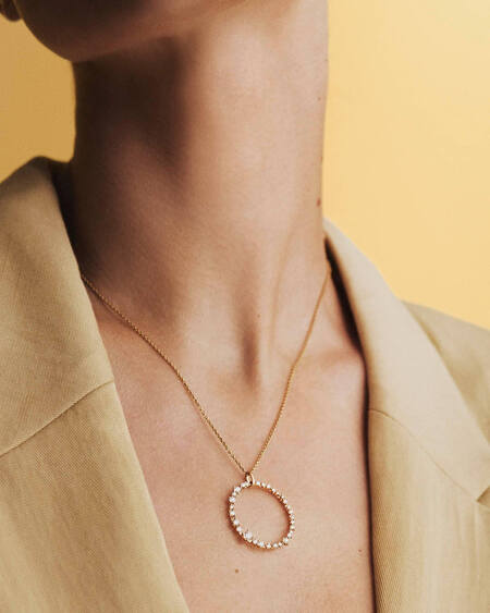 Medina iført LUCIA vedhæng i 14 karat guld med 1,00 ct. brillanter W.SI.