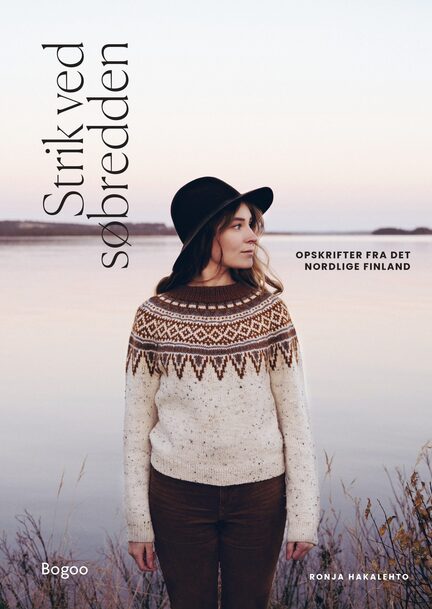 forside paa strikkebogen strik ved soebredden af ronja hakalehto forstiller dame ved soe med sweater