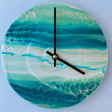 Singing Hills - Lille blåt unika vægur fra Redesigna