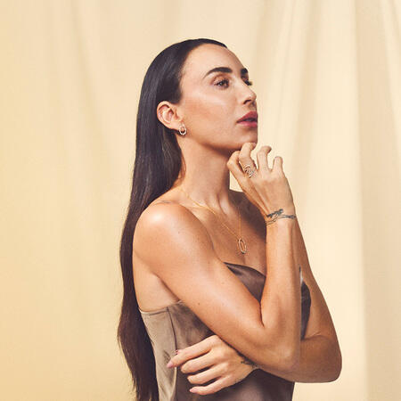 Medina iført MIRA ring i 14 karat guld med 0,73 ct. brillanter W.SI.