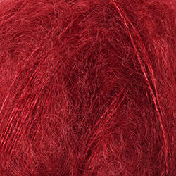 Close up af garnnoegle isager silk mohair farve 32 dyb rød