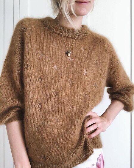 Fortune Sweater fra PetiteKnit strikket i Silk Mohair fra Isager Yarn – brun sweater med kløvermønster og raglan
