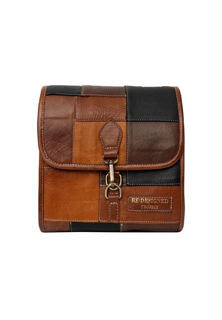 Frontvisning af Torn & Cut Project 93 organizer i patchworklæder med spænde