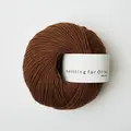 garnnoegle merino fra knitting for olive i farven moerk cognac