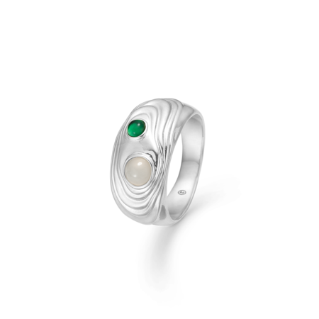 Shell ring made in 925 pure sterling silver with green zirconia.