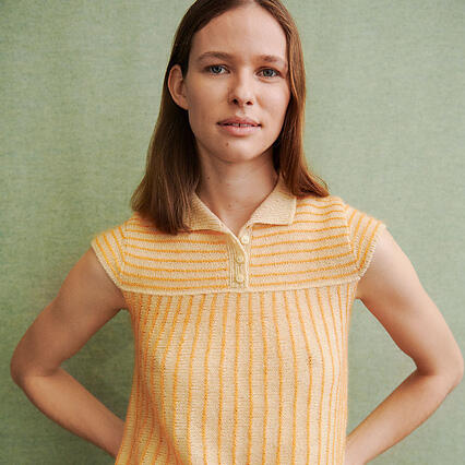 Model iført Kirsten Shirt af Helga Isager – strikket i Isager Tvinni og Silk Mohair med striber og polokrave.