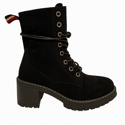 Sort snørestøvle i ruskindslook med blokhæl og dekorativ tricolore-strop bagpå