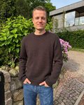 Model iført Niels Sweater fra Petiteknit strikket i Peer Gynt garn fra Sandnes