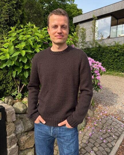 Model iført Niels Sweater fra Petiteknit strikket i Peer Gynt garn fra Sandnes