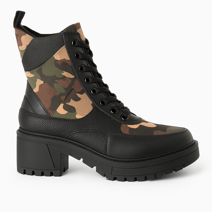 Camouflage combat støvle med chunky hæl, sorte læderdetaljer og stramme snørebånd.