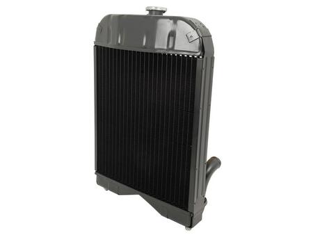 Kylare Passar till: TEF 20C Diesel Mått: Höjd: 580mm Bredd: 405mm Tjocklek: 65mm Inlopp 38mm Utlopp 38mm Standardmotor TEF20 Diesel OEM ref. Landini 9617 Massey Ferguson 9617