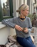 Olga Blouse – stribet cashmerebluse i navy og råhvid, design PetiteKnit.