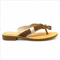 Betty Blue brun sandal med perleblomst – sideprofil