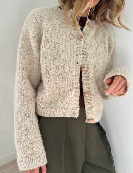 Model iført Foundation Cardigan fra leKnit