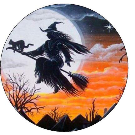 Rundt Halloween sukkerprint med sort heksesilhuet på kost foran lys måne, bare træer og flagermus