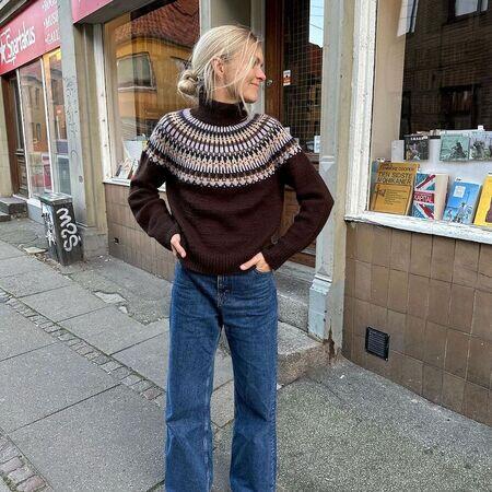 petiteknit paa gaden ifoert sin strikkede celeste sweater med baerestykke