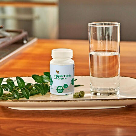 Forever Fields of Greens grønt kosttilskud med korngræs, alfalfa, hvedegræs, honning og cayennepebe