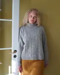 Model iført Strikket Sandoy sweater fra kit couture. Strikket i grå tweed garn fra kit couture