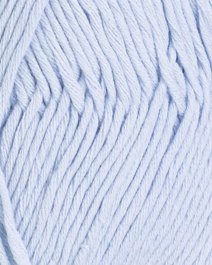 Close up af petunia garn fra rauma i farven lys blå 270