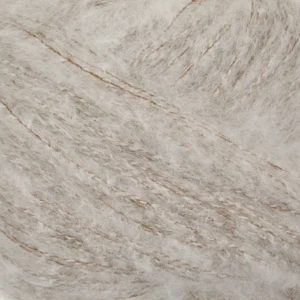 Close up af garnet cashmere kumula fra gepard garn i farven sand