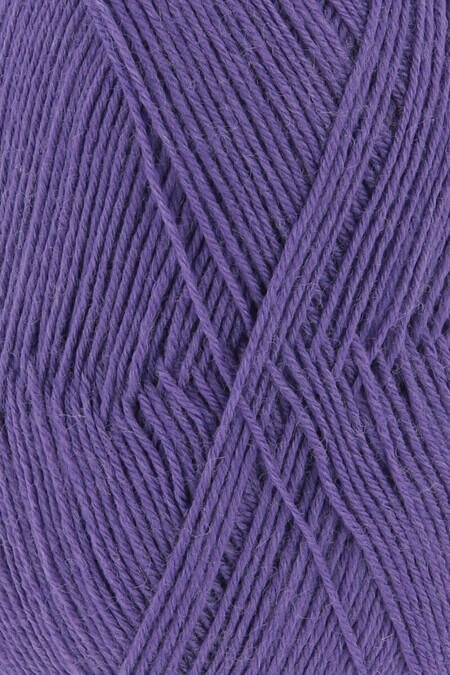 Close up af garnnøgle fra Lang Yarns strømpegarn super soxx i farven lilla
