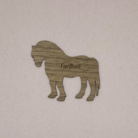 Personligt bordkort med fjordhest i valnødsfiner med navn – bordpynt til konfirmation eller fest
