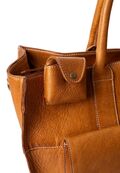 close up af toppen af project 43 skuldertaske i laeder fra re designed i farven burned tan
