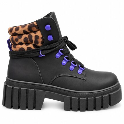 Sort chunky damestøvle med leoparddetaljer og lilla beslag – sideprofil