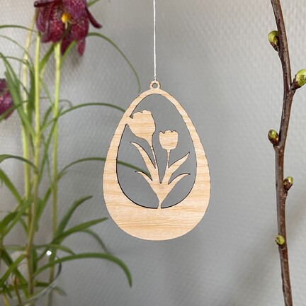 Påskeæg i træ med tulipan ophængt i gren – forårspynt i eg og valnød