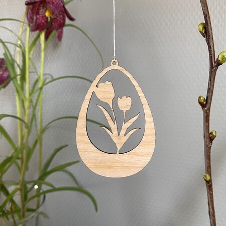 Påskeæg i træ med tulipaner ophængt i gren – forårspynt i eg og valnød