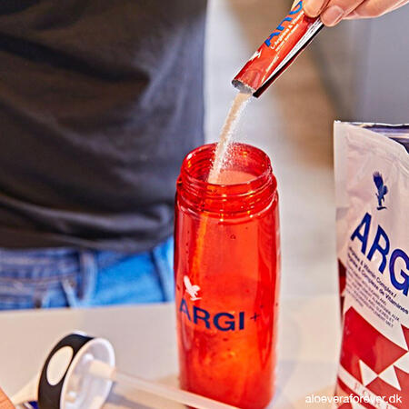 Forever ARGI+ kan blandes i vand eller anden kold væske
