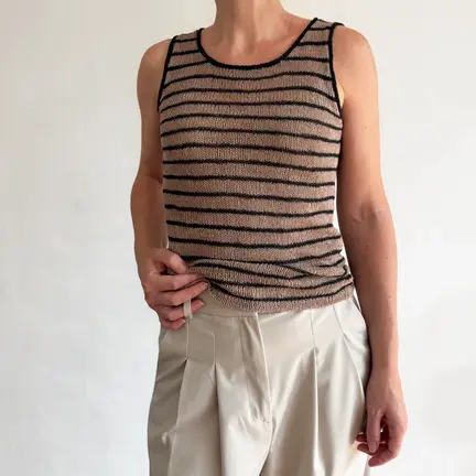 Model iført Row Top fra Odd Row. Strikket i linen bloom fra pascuali lyserød og sorte striber