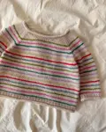 Frankie Sweater Baby fra PetiteKnit – stribet babysweater strikket oppefra og ned