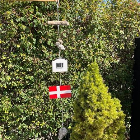 Sommerhus flagline træflag med sten på snor stenranke.Flag med måge. stenranke med dannebrog. Løkken badehus Blokhus flagranke