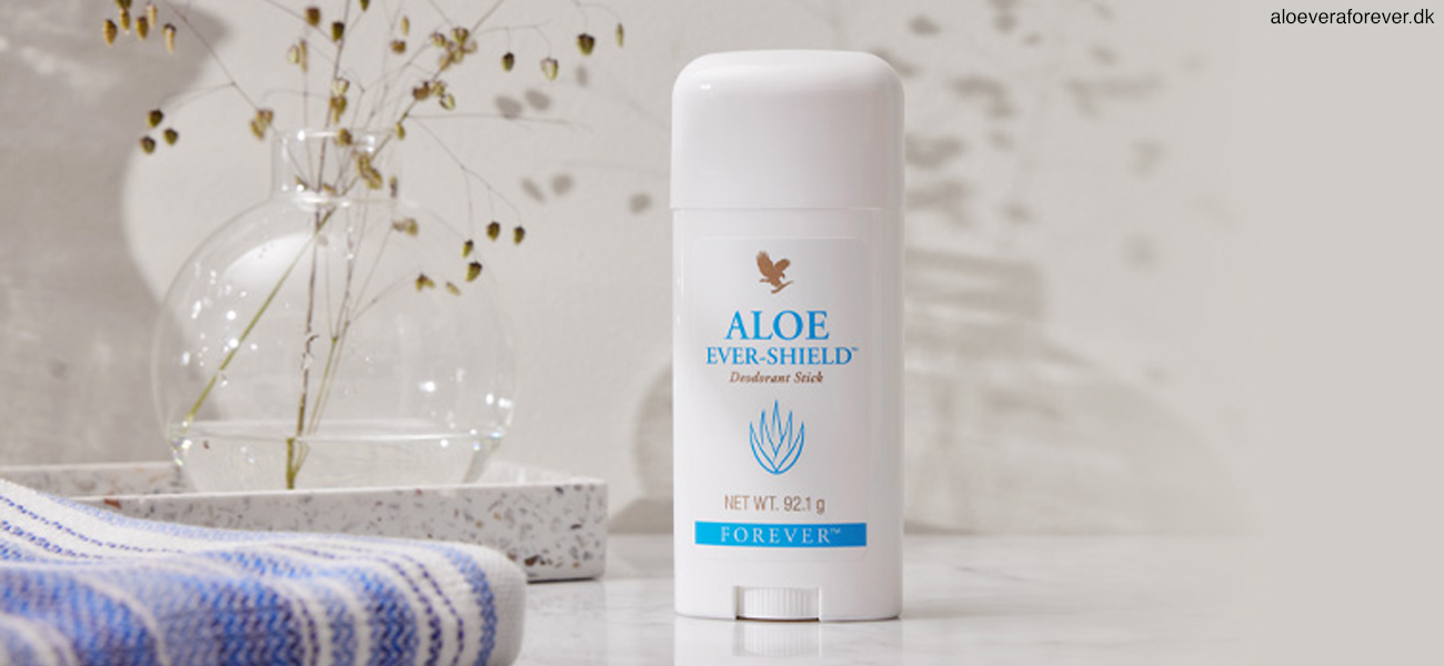 Aloe Ever-Shield Deo på hvidt badeværelsesbord med stribet håndklæde