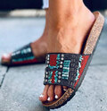 Sandal med sort, rød og turkis perleudsmykning og ergonomisk korksål til dame