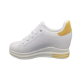 Hvid platform-sneaker med gule detaljer og høj sål