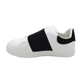 Hvid slip-on sneakers med bred sort elastik og hvid sål,