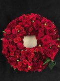 begravelsekrans stor med røde roser