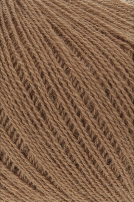 Close up af garnet Cashmere extra lace fra Lang Yarns i farven camel