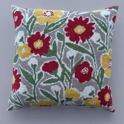 Sommerflor broderet pude fra Baldyre med blomster i korssting