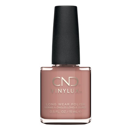 Neglelak flaske med sort låg står centreret. Tekst: "CND VINYLUX™ LONG WEAR POLISH VERNIS À ONGLES LONGUE DURÉE 0.5 FL. OZ./15 mL." Flasken indeholder en brunlig farve.