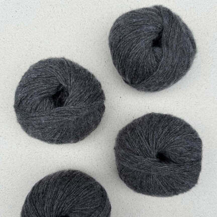 Cashmere 6 28 fra Pascuali i farven coal